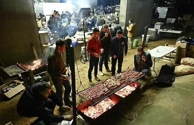 fransada-gunduz-eylem-gece-alem-parisi-yok-etmek-icin-yola-cikan-ofkeli-ciftciler-icip-icip-uyuyakaldi-1706620872377.jpeg Fransa’da gündüz eylem gece alem! Paris’i yok etmek için yola çıkan öfkeli çiftçiler içip içip uyuyakaldı-4