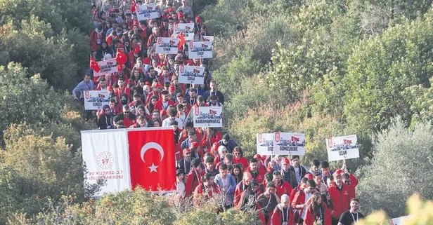 Çanakkale Kara Savaşları’nın 107. yıldönümü anma törenleri kapsamında gençler 57. Alay Vefa Yürüyüşü düzenledi