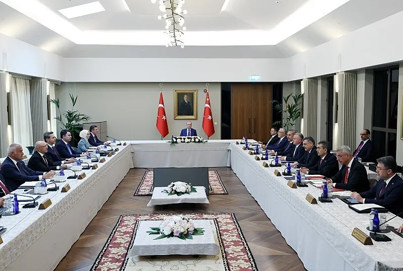 kabine-yarin-toplaniyor-terorsuz-turkiye-ve-sosyal-konut-gundemde-1788724951146.jpeg Kabine Başkan Erdoğan liderliğinde toplanıyor: Terörsüz Türkiye, kiralık sosyal konut, dış politika ve ekonomi masada-2