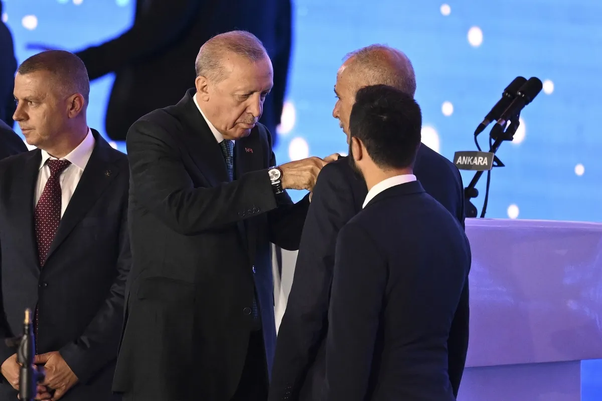 ak-partiye-3-milletvekili-ve-7-belediye-baskani-katildi-rozetlerini-baskan-erdogan-takti-1786735072771.jpeg AK Parti’ye 3 milletvekili ve 7 belediye başkanı katıldı: Rozetlerini Başkan Erdoğan taktı-3