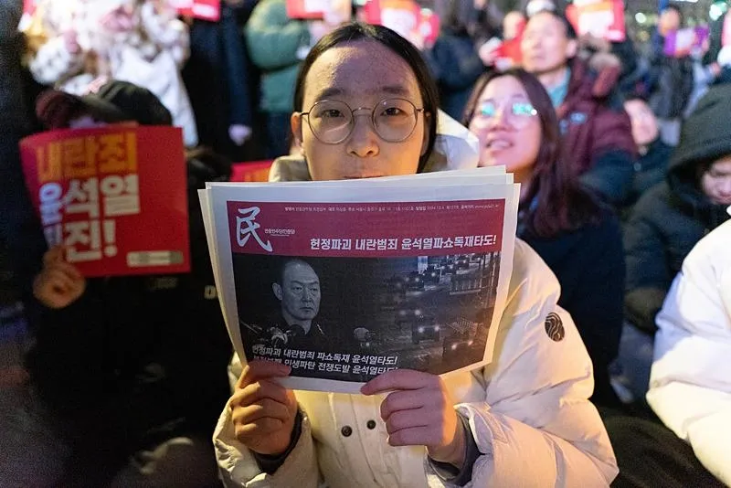 Güney Kore'nin başkenti Seul'de, binlerce gösterici Devlet Başkanı Yoon Suk Yeol'a karşı protesto gösterisi düzenleyerek ofisine doğru yürüyüş gerçekleştirdi. Göstericiler, dün geceki sıkıyönetim ilanının ardından, muhalefet partilerinin Başkan Yoon'un görevden azledilmesi için Ulusal Meclis'e sunduğu önergeye destek verdiler. (AA)