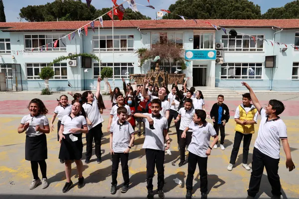 kapali-mekanlarda-maske-zorunlulugu-mutlulukla-karsilandi-ogrenciler-maskeleri-firlatti-1650978867461.jpg Kapalı mekanlarda maske zorunluluğu mutlulukla karşılandı! Öğrenciler maskeleri fırlattı-4