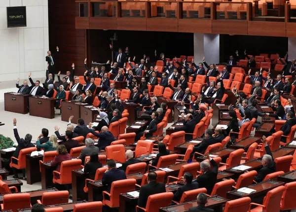 1688017786889.jpg Meclis'in iki önemli gündemi! Anayasa değişikliği: Başörtüsü ve aileye güvence... İç tüzük için 'İngiliz Modeli' masada-6