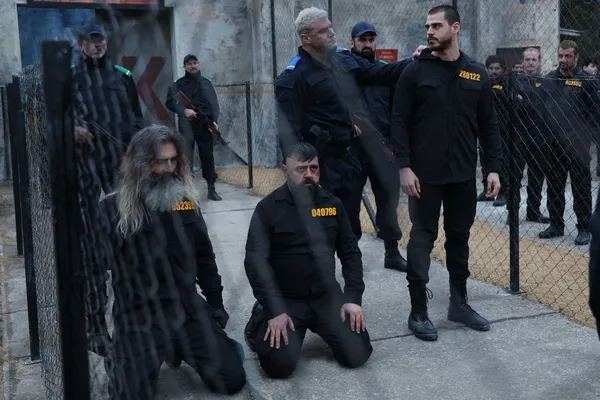 yalniz-kurt-8-bolum-2-fragmani-yayinlandi-benden-her-sey-olur-ama-ala-hain-olmaz-1647465455877.jpg Yalnız Kurt 8. bölüm 2. fragmanı yayınlandı: “Benden her şey olur ama ala hain olmaz!”-2