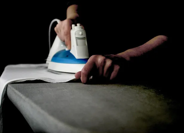 gomlek-pantolon-tisortleri-jilet-gibi-yapiyor-utusuz-kiyafet-derdine-son-tek-hamlede-dumduz-yapmanizi-saglayac-1702972418978.jpg Ütüsüz kıyafet derdine son! Gömlek, pantolon, tişörtleri jilet gibi yapıyor! Tek hamlede dümdüz yapmanızı sağlayacak-5