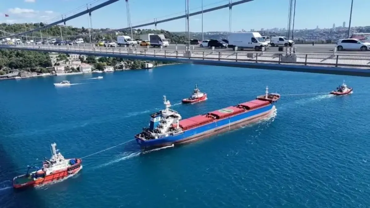 Ukrana'nın İHA saldırısında hasar alan Star 2 gemisi İstanbul Boğazı’ndan geçti