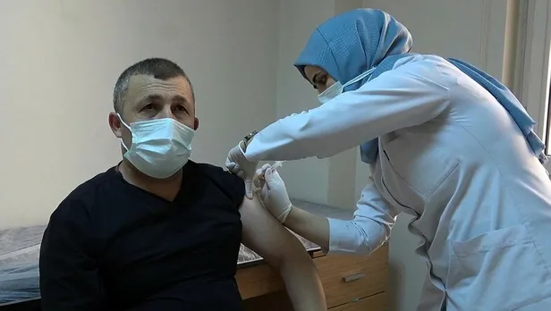 Koronavirüsle mücadele kapsamında aşılamada ikinci doz başladı! Sağlık çalışanları 28 gün sonra yeniden aşılanıyor-4