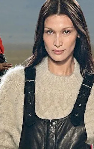 Ünlü model Bella Hadid'den Batı'ya 'çifte standart' tepkisi: Kaç Müslüman ülke alevler içinde?