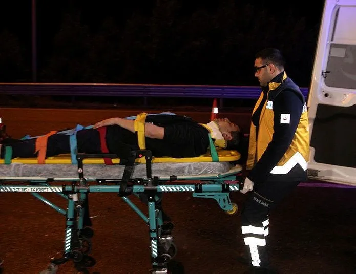 Bariyerlere çarpan otobüs yoldan çıktı