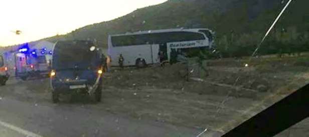 Afyon'da feci kaza! Tur otobüsü ile TIR çarpıştı