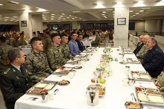 Bakan Akar ve komutanlar Mehmetçik ile iftar yaptı
