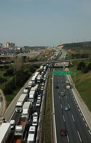 İstanbul'a giriş ve çıkışlarda koronavirüs kuyruğu! Tek tek kontrol edildiler