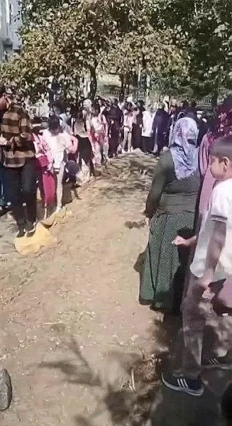 chp-cop-cukur-camur-esenyurtta-survivor-parkuru-gibi-okul-yolu-1696258872093.jpeg CHP'li Belediye'nin çamur hizmeti! Esenyurt’ta okul yolu çamur gölüne döndü | Öğrenci ve veliler mağdur oldu-3