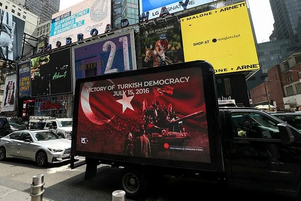 15 Temmuz New York'ta dijital ekranlı kamyonetle anlatıldı-2