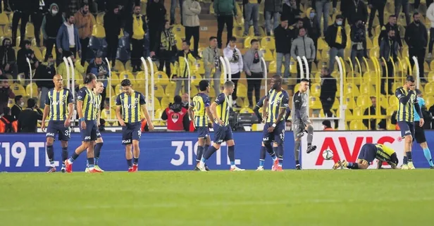 Taraftarlar yönetimi istifaya davet etti! Kadıköy'de büyük isyan