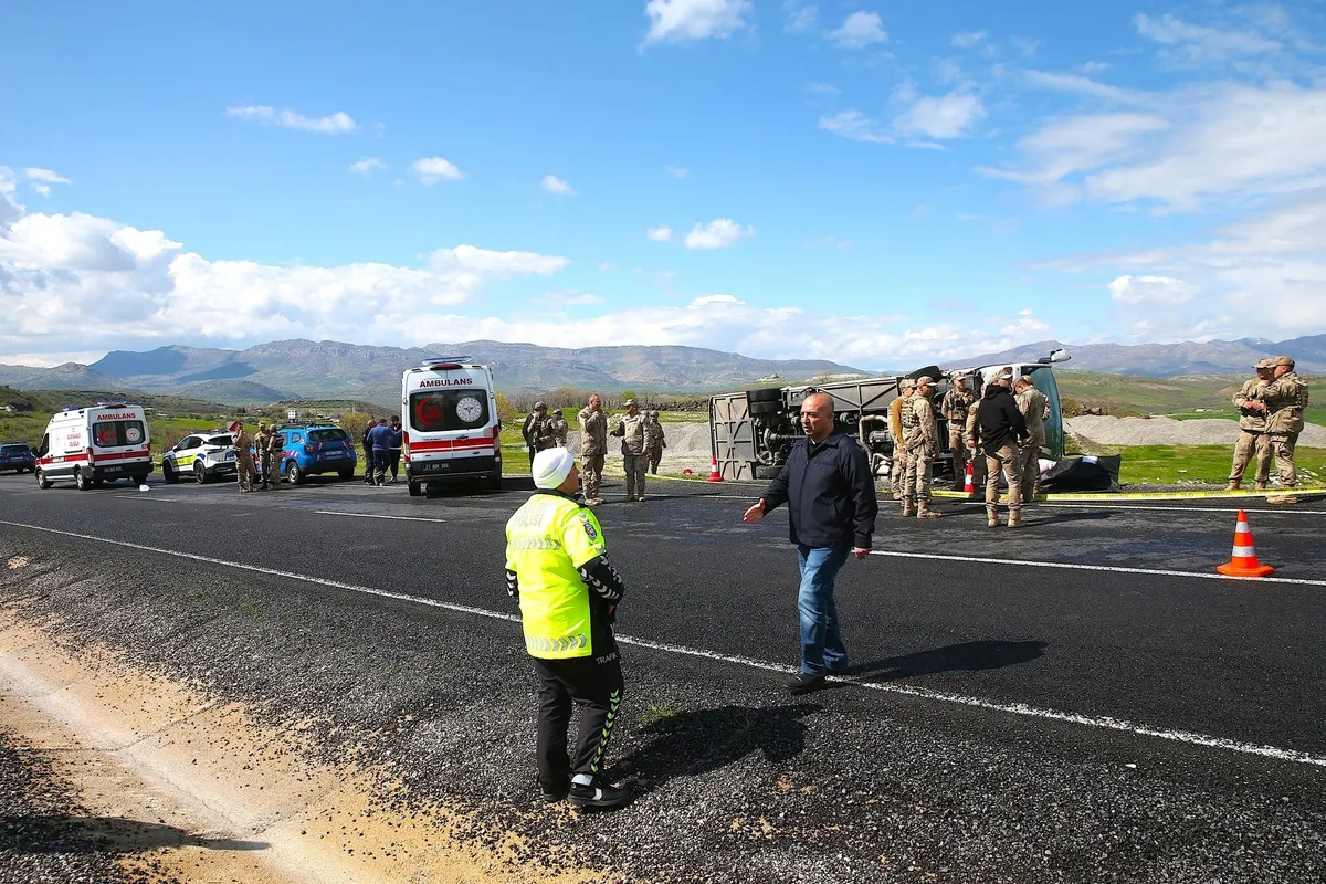 diyarbakirda-midibus-devrildi-olu-ve-yaralilar-var-1776778395992.jpeg Diyarbakır’da midibüs devrildi: Ölü ve yaralılar var-4
