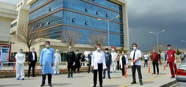 vanda-koronavirus-tedavisi-goren-ayni-aileden-10-kisi-alkislarla-taburcu-oldu-1587399528093.jpeg Van'da koronavirüs tedavisi gören aynı aileden 10 kişi alkışlarla taburcu oldu-1