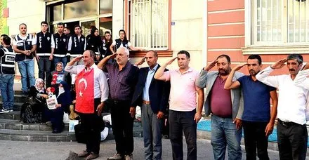 Çocuklarının dağa kaçırıldığı iddiasıyla HDP Diyarbakır İl Başkanlığı önünde oturma eylemi başlatan aileler, Barış Pınarı Harekatı'na asker selamıyla destek verdi. ile ilgili görsel sonucu