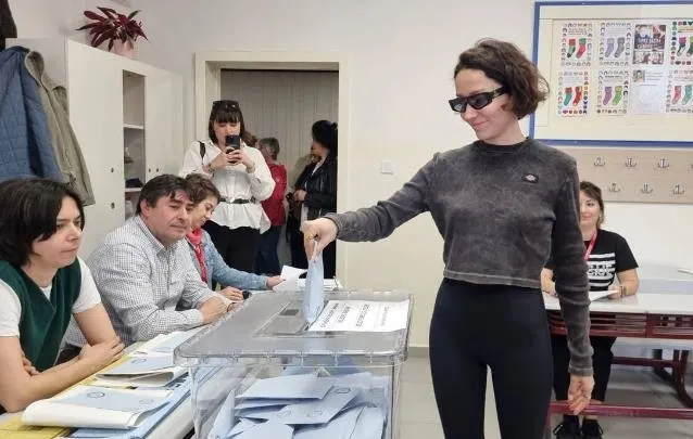 oy-sirasi-beklemek-istemedi-yerine-asistanini-koydu-zeynep-bastiktan-tepki-toplayan-hareket-1711921319556.jpeg Oy sırası beklemek istemedi yerine asistanını koydu! Zeynep Bastık'tan tepki toplayan hareket....-5