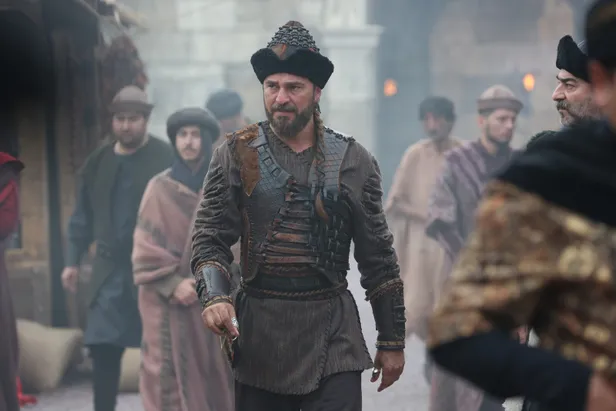 ertugrul-bey-geri-donsun-sesleri-yukseldi-engin-altan-duzyatan-bekleniyordu-ancak-son-anda-1592668538014.jpg Ertuğrul Bey geri dönsün sesleri yükseldi! Engin Altan Düzyatan bekleniyordu ancak son anda...-5
