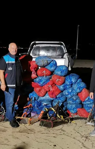 Bursa'da 2 ton kaçak midye ele geçirildi! 53 çuval midye tekrar denize döküldü