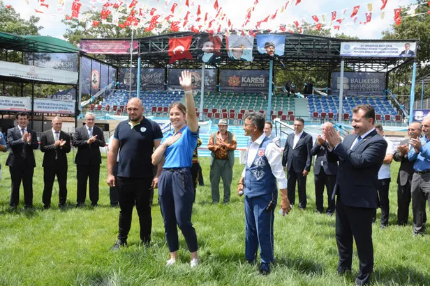 kurtdereli-yari-final-gureslerini-kim-kazandi-baspehlivan-kim-oldu-2022-kurtdereli-guresleri-trt-avaz-canli-iz-1660477537596.jpg Kurtdereli güreşlerini kim kazandı? Kurtdereli güreşleri BAŞPEHLİVAN kim oldu 2022? Yusuf Can Zeybek kimdir, kaç yaşında, nereli? Boy, kilo...-4