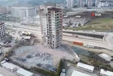 Deprem etkisi yaşatan 14 katlı binanın yerle bir olduğu anlar böyle görüntülendi