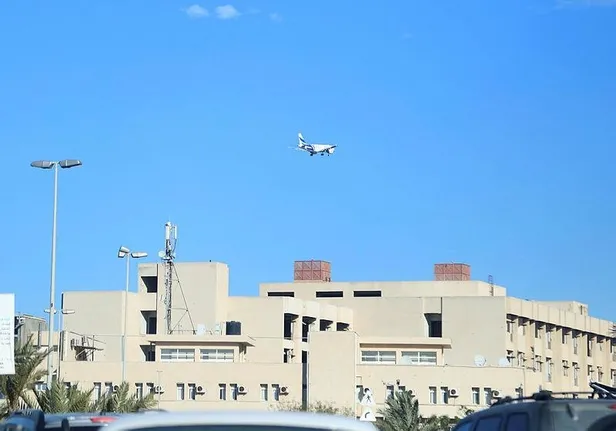 Libya'da darbeci Hafter'in "uçakları düşürmekle" tehdit ettiği Mitiga Havalimanı yeniden açılıyor-1