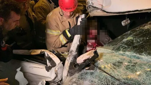 Pendik'te can pazarı! Kazaya müdahale sırasında itfaiye aracına otomobil çarptı: 2'si ağır 5 kişi yaralandı-5