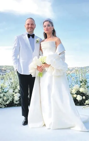 Yalı güzeli Nazlı Çarmıklı boğaz manzarasını özleyince eşi Murat Gezer 90 milyon TL’lik malikane için kolları sıvadı