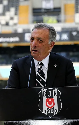 Beşiktaş'ta tekrar seçilen Ahmet Nur Çebi ve yönetim kurulu üyeleri mazbatalarını aldı