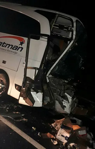 TEM'de feci kaza! Yolcu otobüsü tıra çarptı! Ölü ve yaralılar var