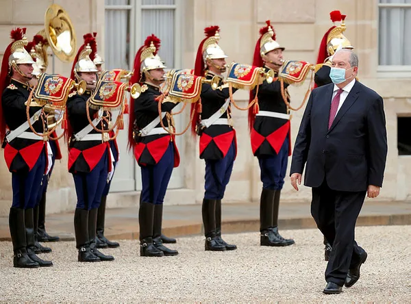 macron-sarayinda-ermenistan-cumhurbaskani-armen-sarkisyan-ile-gorustu-1603399063095.jpg Macron, sarayında Ermenistan Cumhurbaşkanı Armen Sarkisyan ile görüştü-4