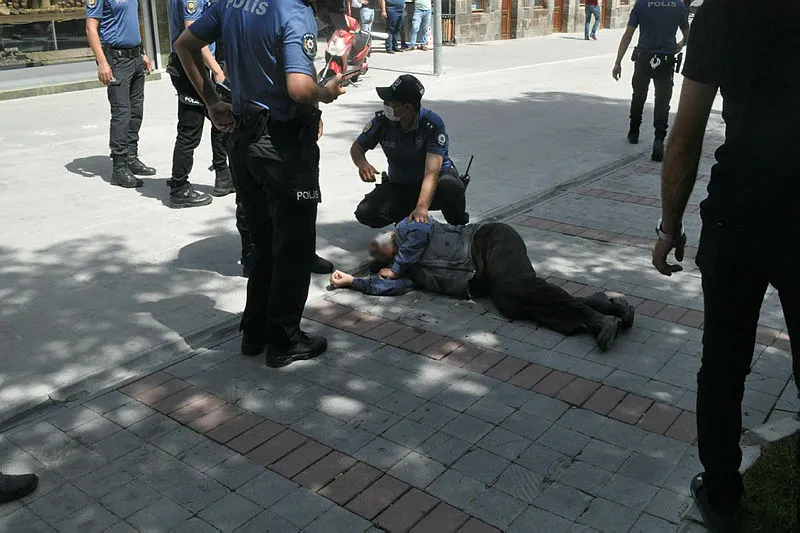 Karaman'da iki yaşlı amca "ne bakıyorsun" diyerek kozlarını paylaştı! Yumruklu kavga sonucu biri kanlar içinde yere serildi - 3