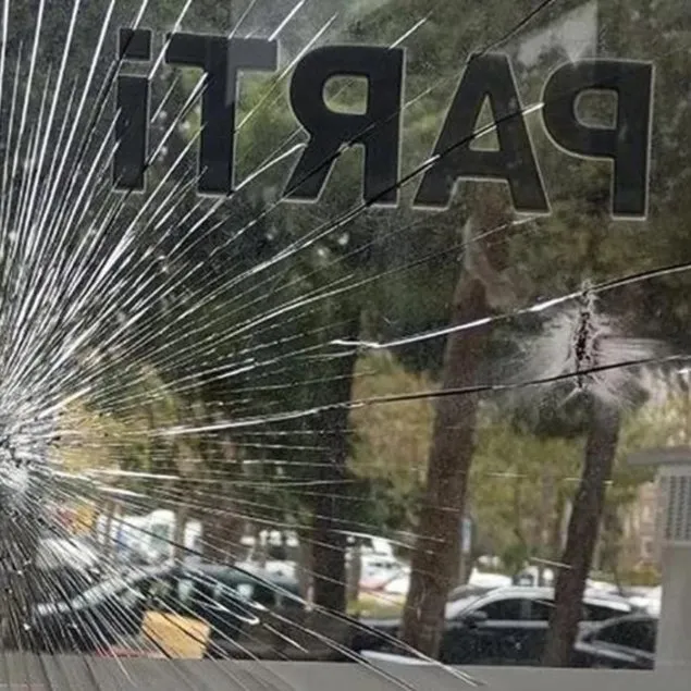 AK Parti ilçe binasına taşlı saldırı