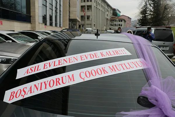 bosanma-davasina-bu-aracla-geldi-goren-telefona-sarildi-1608816191744.jpg Boşanma davasına bu araçla geldi! Gören telefona sarıldı-3