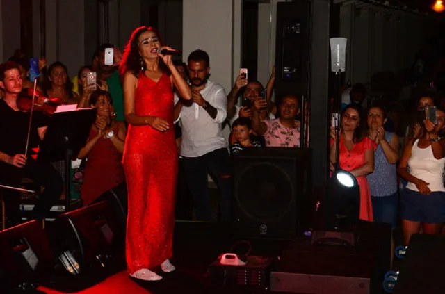 Yıldız Tilbe çoraplarıyla sahnede - 2
