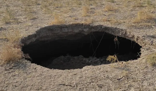 konyanin-karapinar-ilcesinde-15-metre-derinliginde-obruk-olustu-1605511860827.jpg Konya'nın Karapınar ilçesinde 15 metre derinliğinde obruk oluştu-4