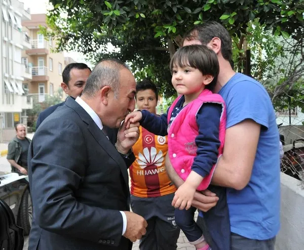 Bakan Çavuşoğlu'dan minik Özge'ye ziyaret-3