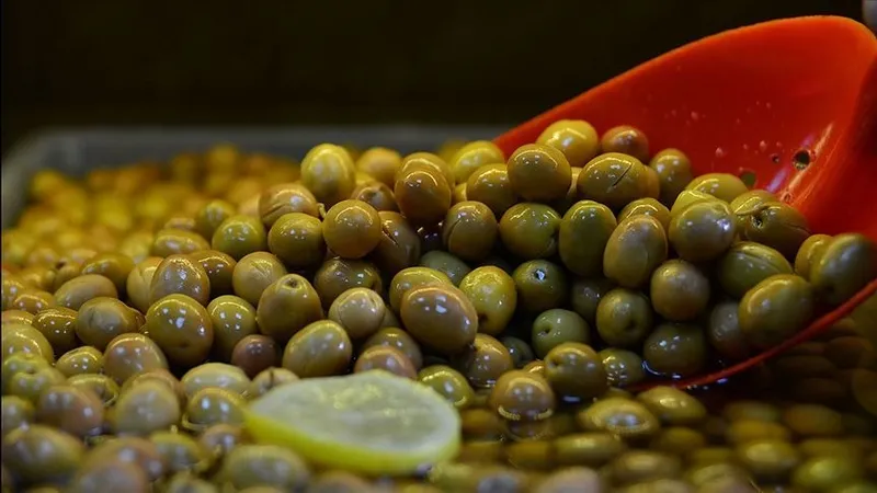 zeytin-alirken-buna-bakin-dunyanin-en-lezzetli-zeytini-icin-tek-bir-puf-nokta-1720010894829.jpg