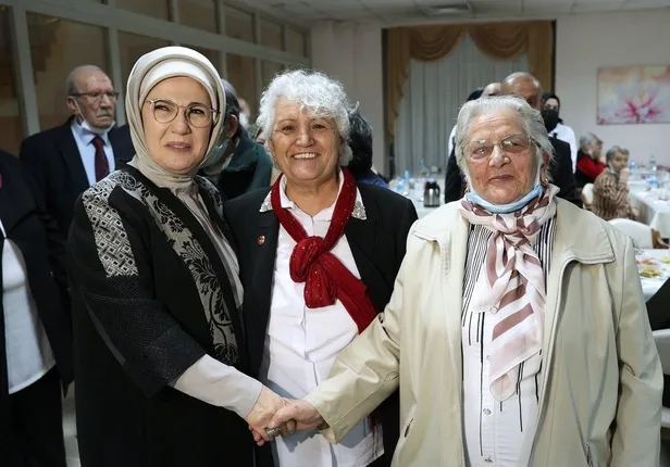 emine-erdogan-ankarada-bulunan-seyranbaglari-huzurevi-sakinleriyle-iftarda-bulustu-1650399152441.jpeg Emine Erdoğan Seyranbağları Huzurevi Yaşlı Bakım ve Rehabilitasyon Merkezi'nin sakinleriyle iftar yaptı-3