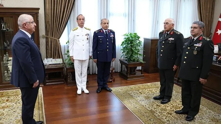 Kara Kuvvetleri'nde devir teslim töreni! Orgeneral Musa Avsever'ın görevi Orgeneral Selçuk Bayraktaroğlu'na devretti