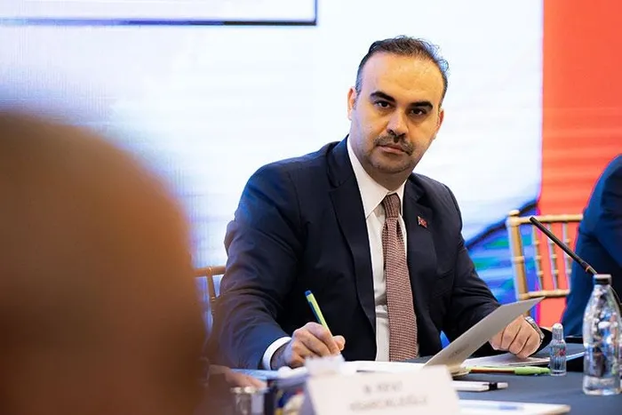 sanayi-ve-teknoloji-bakani-mehmet-fatih-kacir-duyurdu-uzay-yolcumuz-alper-gezeravci-hazirliklarini-tamamladi-1702453335626.jpeg Hazırlıklar tamam! Uzay yolcumuz Alper Gezeravcı geri sayıma başladı-1