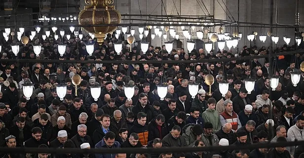 İstanbul'da camiler doldu: Vatandaşlar bayram namazı için saf tuttu
