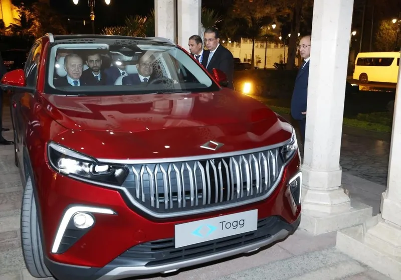 baskan-erdogan-misir-cumhurbaskani-sisiye-anadolu-kirmizisi-togg-hediye-etti-1770230691602.jpeg Başkan Erdoğan Mısır Cumhurbaşkanı Sisi’ye Anadolu kırmızısı TOGG hediye etti!-3