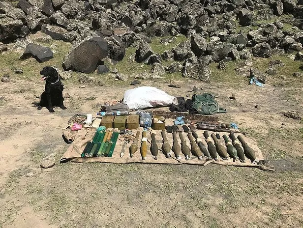 Son dakika: Ağrı Dağı'nda PKK'lı teröristlere ait silah ve mühimmat ele geçirildi-1