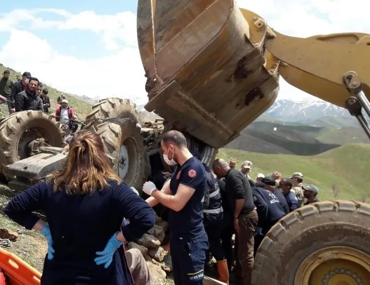 Çifti traktörün altında kaldı