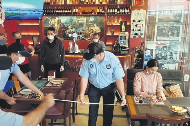 Zabıta normalleşme kapsamında Kovid-19 tedbirlerini elden bırakmadı metreyle ölçüm yaptı