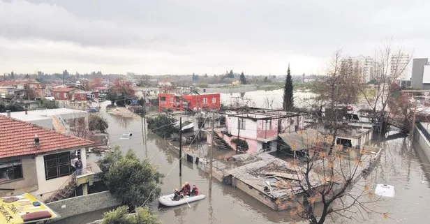 Antalya’da şiddetli yağış sele neden oldu! Yüzlerce araç kullanılamaz hale geldi