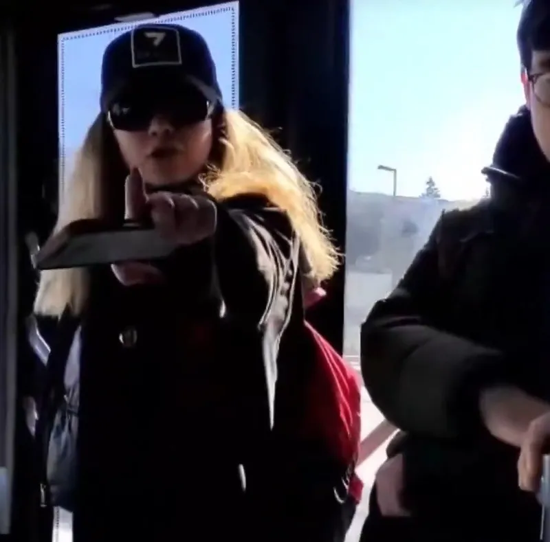 iett-otobusunde-28-subat-kafasi-kopegiyle-bindi-basortulu-yolcuya-hakaretler-yagdirdi-1771664830135.jpeg İETT otobüsünde 28 Şubat kafası: Köpeğiyle bindi, başörtülü yolcuya hakaretler yağdırdı | Şahıs gözaltına alındı-3